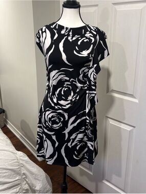 🌷White House Black Market Black & White Floral Sheath Dress Size M 3/$30